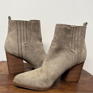 Boots, suede indigo rd. Size 8M. Tread great, no stains or bad spots. Pull on.